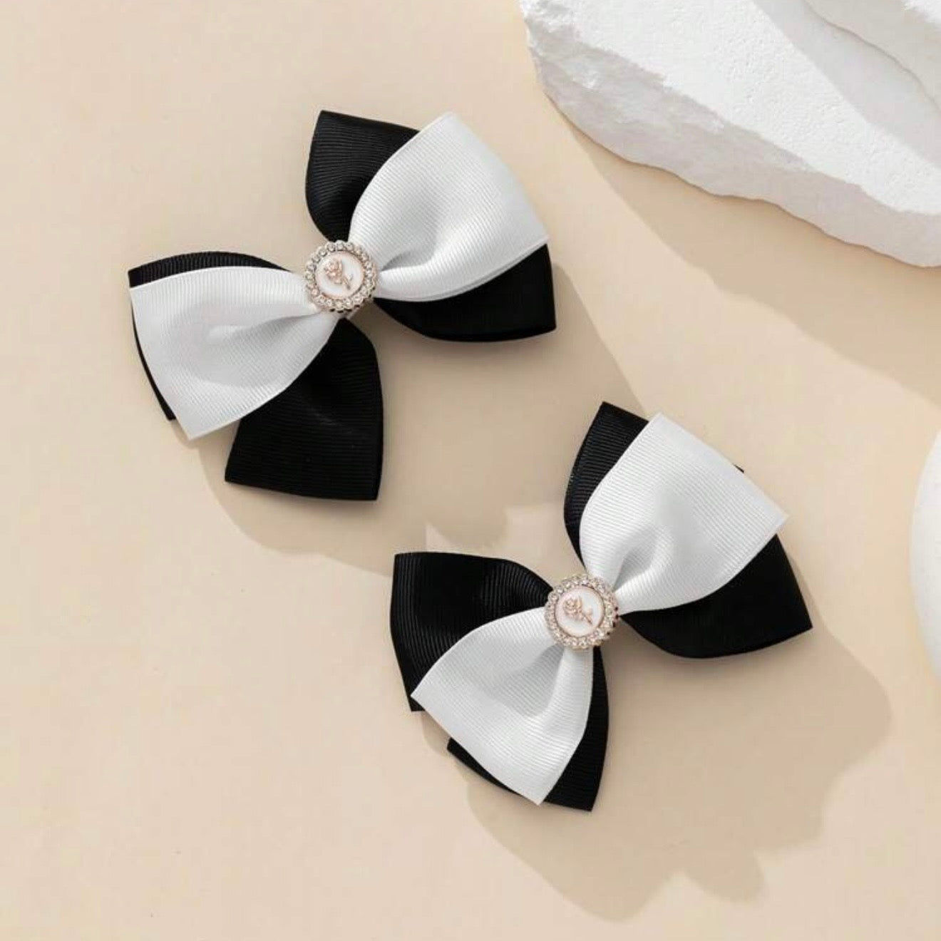 Classic Vintage Black & White Bow Hairclip